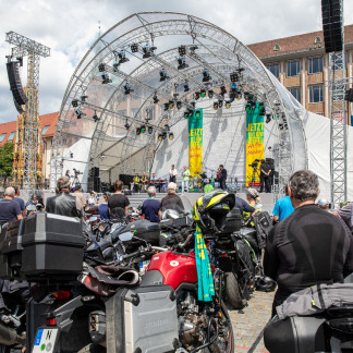 ( Bild: Axel Eisele / Stadt Nürnberg ) Motorradgottesdienst auf dem Hauptmarkt