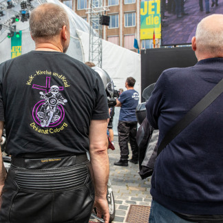 ( Bild: Axel Eisele / Stadt Nürnberg ) Mit dem Motorrad auf dem Kirchentag: Die Arbeitsgemeinschaft Motorrad Evangelisch Bayern hat am Donnerstag zu einem Biker-Gottesdienst auf dem Nürnberger Hauptmarkt eingeladen.