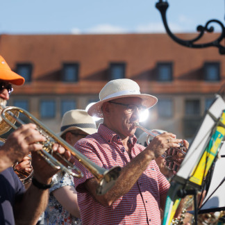 ( Bild: Peter Bongard / Peter Bongard / Deutscher Evangelischer Kirchentag ) Die Klänge der Bläser hallen über den Hauptmarkt.