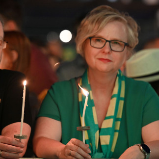 ( Bild: Christine Dierenbach / Stadt Nürnberg ) Segen zur Nacht: Ein Meer voller Kerzen erleuchtete den Hauptmarkt zum Abschluss des ersten Tages. Viele Kirchentagsbesucher ließen den Tag besinnlich ausklingen.