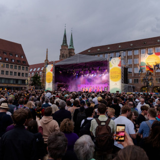 Am Abend feierten viele Besucher und Besucherinnen auf dem Hauptmarkt.