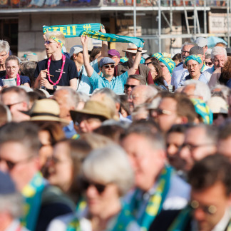 ( Bild: undefined / © 2023 Deutscher Evangelischer Kirchentag ) Rund 20.000 Menschen nahmen am Eröffnungsgottesdienst teil.