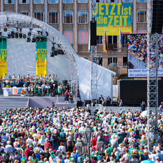 ( Bild: Robert Hackner / Stadt Nürnberg ) Impressionen vom Eröffnungsgottesdienst des Kirchentags auf dem Hauptmarkt