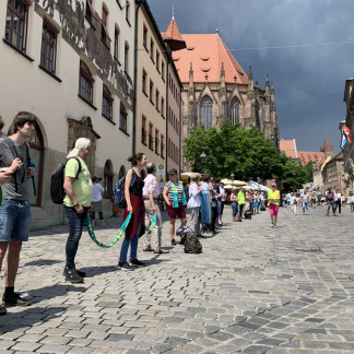 ( Bild: Julia Ziegler / Julia Ziegler / Stadt Nürnberg ) Menschenkette zum Klimaschutz vom Sebalder Platz durch die Innenstadt bis zum Heizkraftwerk in Sandreuth.