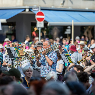 ( Bild: Axel Eisele / Stadt Nürnberg ) Einstimmung auf den Kirchentag am Kornmarkt, Hefnersplatz und Jakobsplatz.