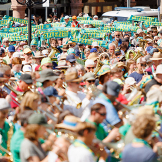 ( Bild: Peter Bongard / Peter Bongard / Deutscher Evangelischer Kirchentag ) Der grüngelbe Schal war fünf Tage lang in Nürnberg überall zu sehen.