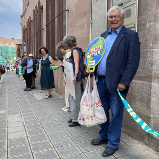 ( Bild: Julia Ziegler / Julia Ziegler / Stadt Nürnberg ) Menschenkette zum Klimaschutz vom Sebalder Platz durch die Innenstadt bis zum Heizkraftwerk in Sandreuth.