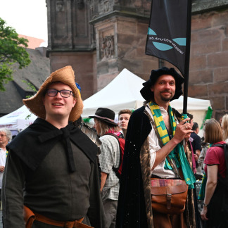 ( Bild: Christine Dierenbach / Stadt Nürnberg ) 130.000 Menschen besuchten zum Auftakt des Kirchentags am Mittwoch den Abend der Begegnung in der Nürnberger Innenstadt.