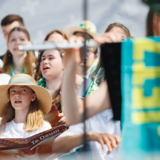 ( Bild: Peter Bongard / Peter Bongard / Deutscher Evangelischer Kirchentag ) Chor beim Abschlussgottesdienst auf dem Hauptmarkt.