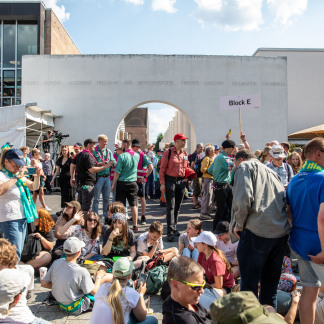 ( Bild: Axel Eisele / Stadt Nürnberg ) Einstimmung auf den Kirchentag am Kornmarkt, Hefnersplatz und Jakobsplatz.