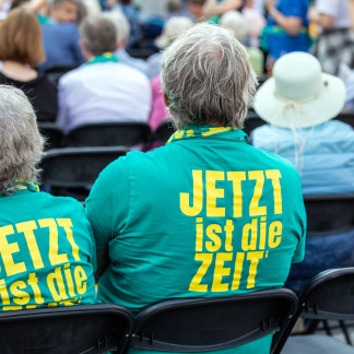 ( Bild: Axel Eisele / Stadt Nürnberg ) Einstimmung auf den Kirchentag am Kornmarkt, Hefnersplatz und Jakobsplatz.