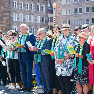 ( Bild: Christine Dierenbach / Christine Dierenbach / Stadt Nürnberg ) Alle singen mit. Auch die Prominenz in der ersten Reihe.