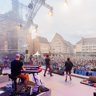 ( Bild: Peter Bongard / Peter Bongard / Deutscher Evangelischer Kirchentag ) Rund 7.500 Besucher hörten das großen Kindernothilfe-Konzert mit der Kölner Rockband Brings am Donnerstagabend auf dem Nürnberger Hauptmarkt.