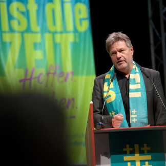 ( Bild: Anestis Aslanidis / Deutscher Evangelischer Kirchentag ) Robert Habeck, Bundesminister für Wirtschaft und Klimaschutz, spricht beim Hautpodium zum Thema Klimakrise.
