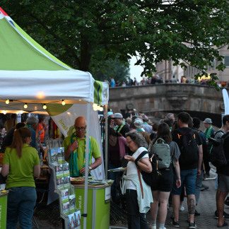 ( Bild: Christine Dierenbach / Stadt Nürnberg ) 130.000 Menschen besuchten zum Auftakt des Kirchentags am Mittwoch den Abend der Begegnung in der Nürnberger Innenstadt.