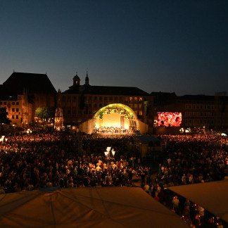 ( Bild: Christine Dierenbach/Amt fuer Ko / Christine Dierenbach/Amt fuer Kommunikation und Stadtmarketing ) Tausende Besucher zünden Kerzen an: Der Segen zur Nacht findet an jedem Kirchentags-Abend auf dem Hauptmarkt statt.