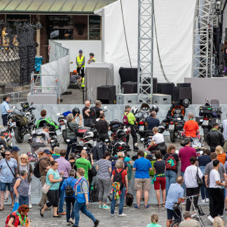 ( Bild: Axel Eisele / Stadt Nürnberg ) Mit dem Motorrad auf dem Kirchentag: Die Arbeitsgemeinschaft Motorrad Evangelisch Bayern hat am Donnerstag zu einem Biker-Gottesdienst auf dem Nürnberger Hauptmarkt eingeladen.