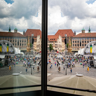 ( Bild: Axel Eisele / Stadt Nürnberg ) Motorradgottesdienst auf dem Hauptmarkt
