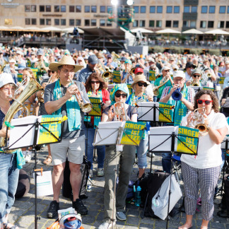 ( Bild: Peter Bongard / Peter Bongard / Deutscher Evangelischer Kirchentag ) Die Töner der Bläsergruppen hallen über den Platz.