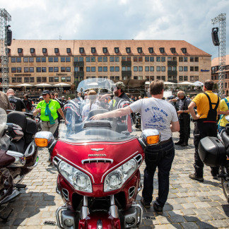 ( Bild: Axel Eisele / Stadt Nürnberg ) Mit dem Motorrad auf dem Kirchentag: Die Arbeitsgemeinschaft Motorrad Evangelisch Bayern hat am Donnerstag zu einem Biker-Gottesdienst auf dem Nürnberger Hauptmarkt eingeladen.