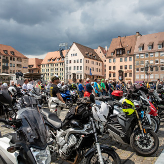 ( Bild: Axel Eisele / Stadt Nürnberg ) Motorradgottesdienst auf dem Hauptmarkt