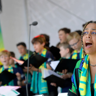 ( Bild: Anestis Aslanidis / Anestis Aslanidis / Deutscher Evangelischer Kirchentag ) Chor beim Abschlussgottesdienst auf dem Kornmarkt.