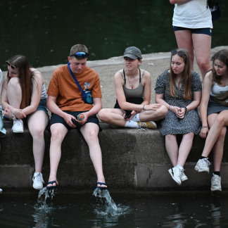 ( Bild: Christine Dierenbach / Stadt Nürnberg ) 130.000 Menschen besuchten zum Auftakt des Kirchentags am Mittwoch den Abend der Begegnung in der Nürnberger Innenstadt.