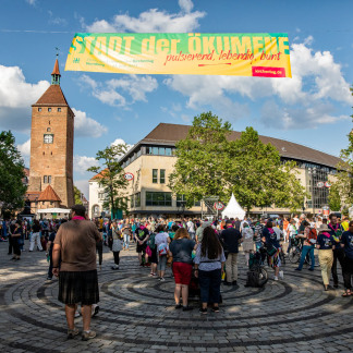 ( Bild: Axel Eisele / Stadt Nürnberg ) Einstimmung auf den Kirchentag am Kornmarkt, Hefnersplatz und Jakobsplatz.