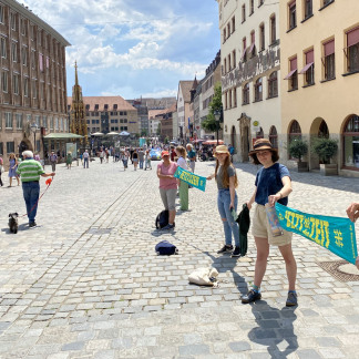 ( Bild: Julia Ziegler / Julia Ziegler / Stadt Nürnberg ) Menschenkette zum Klimaschutz vom Sebalder Platz durch die Innenstadt bis zum Heizkraftwerk in Sandreuth.