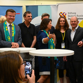 ( Bild: Christine Dierenbach / Stadt Nürnberg ) Bundeskanzler Olaf Scholz (3.v.r.) und Nürnbergs Oberbürgermeister Marcus König (links) beim Rundgang durch die Messe.
