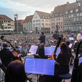 ( Bild: Christine Dierenbach/Amt fuer Ko / Christine Dierenbach/Amt fuer Kommunikation und Stadtmarketing ) Die a Cappella-Band Viva Voce begeisterte am Freitagabend gemeinsam mit den Nürnberger Symphonikern die Zuschauer auf dem Hauptmarkt.