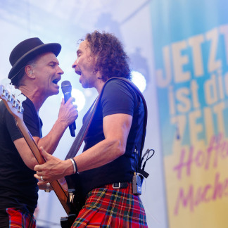 ( Bild: Peter Bongard / Peter Bongard / Deutscher Evangelischer Kirchentag ) Rund 7.500 Besucher hörten das großen Kindernothilfe-Konzert mit der Kölner Rockband Brings am Donnerstagabend auf dem Nürnberger Hauptmarkt.