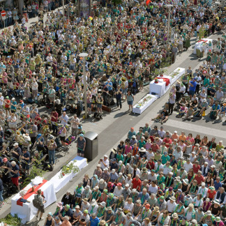 ( Bild: Anestis Aslanidis / Anestis Aslanidis / Deutscher Evangelischer Kirchentag ) 7.000 Menschen nahmen am Gottesdienst am Kornmarkt teil.