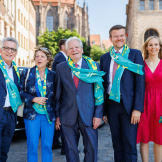 ( Bild: Peter Bongard / Peter Bongard / Deutscher Evangelischer Kirchentag ) Thomas de Maizière, Präsident des Kirchentags, Joachim Gauck, ehemaliger Bundespräsident und Ehefrau Daniela Schadt, Oberbürgermeister Marcus König und Ehefrau Anke König auf dem Weg zum Abschlussgottesdienst (v.l.n.r.).