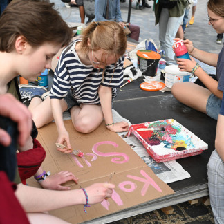 ( Bild: Christine Dierenbach / Stadt Nürnberg ) 130.000 Menschen besuchten zum Auftakt des Kirchentags am Mittwoch den Abend der Begegnung in der Nürnberger Innenstadt.