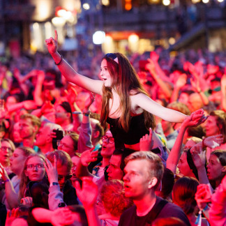( Bild: Peter Bongard / Peter Bongard / Deutscher Evangelischer Kirchentag ) Rund 7.500 Besucher hörten das großen Kindernothilfe-Konzert mit der Kölner Rockband Brings am Donnerstagabend auf dem Nürnberger Hauptmarkt.