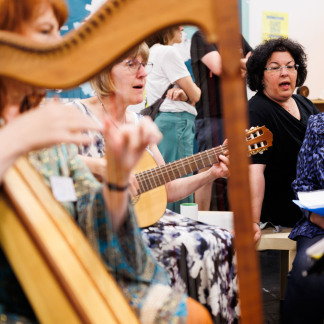 ( Bild: Peter Bongard / Peter Bongard / Deutscher Evangelischer Kirchentag ) Auch an diesem Stand wird musiziert und gesungen.