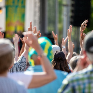 ( Bild: Axel Eisele / Stadt Nürnberg ) Einstimmung auf den Kirchentag am Kornmarkt, Hefnersplatz und Jakobsplatz.