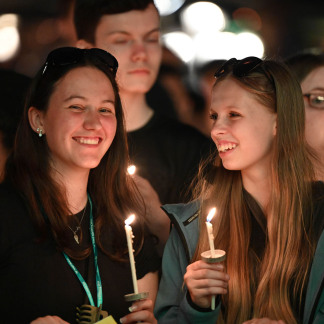 ( Bild: Christine Dierenbach / Stadt Nürnberg ) Segen zur Nacht: Ein Meer voller Kerzen erleuchtete den Hauptmarkt zum Abschluss des ersten Tages. Viele Kirchentagsbesucher ließen den Tag besinnlich ausklingen.