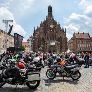 ( Bild: Axel Eisele / Stadt Nürnberg ) Motorradgottesdienst auf dem Hauptmarkt
