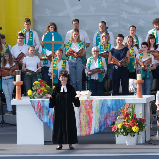 ( Bild: Robert Hackner / Stadt Nürnberg ) Mit Gottes Segen wird der 38. Kirchentag begangen.
