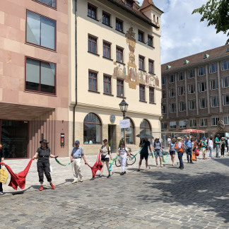( Bild: Julia Ziegler / Julia Ziegler / Stadt Nürnberg ) Menschenkette zum Klimaschutz vom Sebalder Platz durch die Innenstadt bis zum Heizkraftwerk in Sandreuth.