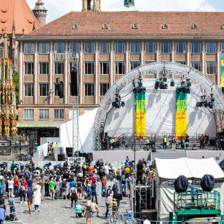( Bild: Axel Eisele / Stadt Nürnberg ) Motorradgottesdienst auf dem Hauptmarkt
