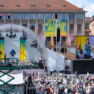 ( Bild: Robert Hackner / Stadt Nürnberg ) Mithilfe eines großen LED-Screens konnten auch Zuschauer weiter hinten alles gut mitverfolgen.
