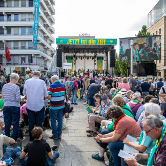 ( Bild: Axel Eisele / Stadt Nürnberg ) Einstimmung auf den Kirchentag am Kornmarkt, Hefnersplatz und Jakobsplatz.