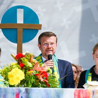 ( Bild: Christine Dierenbach / Christine Dierenbach / Stadt Nürnberg ) Fürbitten mit Leah Albrecht, Oberbürgermeister Marcus König und Julia Gehring (v.l.n.r.).