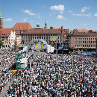 ( Bild: Tobias Hartmann / Tobias Hartmann / Deutscher Evangelischer Kirchentag ) Ein schöner Abschluss des Kirchentags im Herzen der Stadt.
