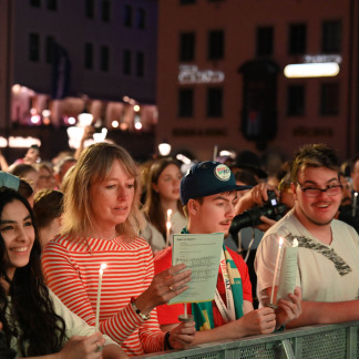 ( Bild: Christine Dierenbach / Stadt Nürnberg ) Segen zur Nacht: Ein Meer voller Kerzen erleuchtete den Hauptmarkt zum Abschluss des ersten Tages. Viele Kirchentagsbesucher ließen den Tag besinnlich ausklingen.