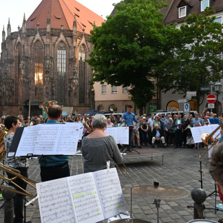 ( Bild: Christine Dierenbach / Stadt Nürnberg ) 130.000 Menschen besuchten zum Auftakt des Kirchentags am Mittwoch den Abend der Begegnung in der Nürnberger Innenstadt.