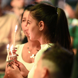 ( Bild: Christine Dierenbach / Stadt Nürnberg ) Segen zur Nacht: Ein Meer voller Kerzen erleuchtete den Hauptmarkt zum Abschluss des ersten Tages. Viele Kirchentagsbesucher ließen den Tag besinnlich ausklingen.